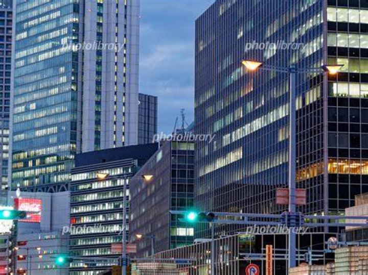 大阪駅前のビル群の中でauショップ大阪駅前 第4ビルを探すイメージ